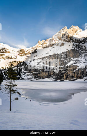 Gefrorenen Oeschinensee im Winter Stockfoto