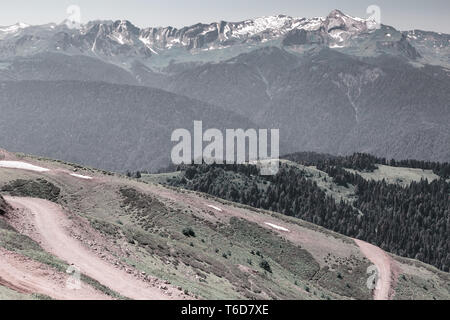 Die bergige Landschaft der Pisten von Wald bedeckt. Stockfoto