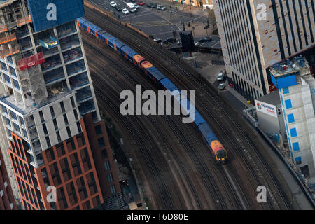 Ein Zug fährt auf den Spuren von Vauxhall Station durch den Bau in neun Elms Süden Londons. April 13, 2019. Stockfoto