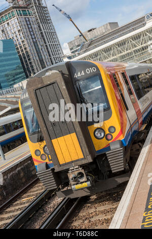 Ein South Western Railway Klasse 444 elektrische Triebzüge der S-Bahn in eine Plattform in London Waterloo Bahnhof. Stockfoto