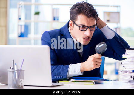 Prüfer auf der Suche nach Fehlern in der Jahresrechnung Stockfoto