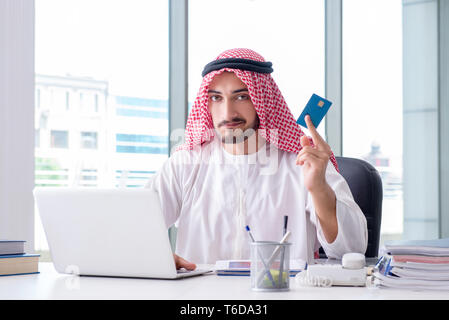 Arabische Geschäftsmann arbeiten im Büro Stockfoto