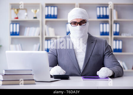 Bandagierte Geschäftsmann Arbeiter, die im Büro tun paperwor Stockfoto