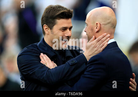 Tottenham Hotspur Manager Mauricio Pochettino (links) und Ajax-manager Erik 10 Hag begrüßen sich vor dem Spiel in der Champions League, Halbfinale, Hinspiel an der Tottenham Hotspur Stadium, London. Stockfoto
