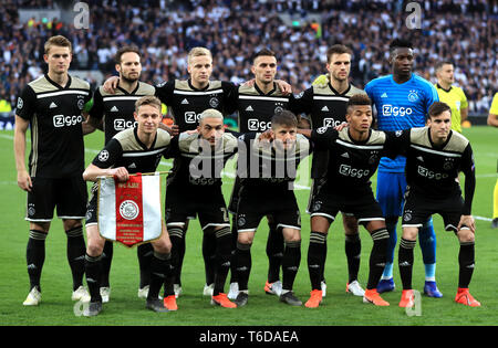 Ajax-Spieler posieren für ein Foto vor dem Match, Hintere Reihe (von links nach rechts) Matthijs de Ligt, Daley Blind, Donny van de Beek, Dusan Tadic, Joel Veltman und Andre Onana (vordere Reihe) Frenkie de Jong, Hakim Ziyech, Lasse Schone, David Neres und Nicolas Tagliafico während der Champions League, Halbfinale, Hinspiel an der Tottenham Hotspur Stadium, London. Stockfoto