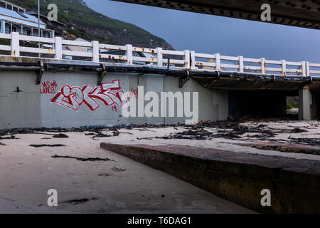 Der hauptküstenstraße in Glencairn unter der Eisenbahnbrücke in der Nähe von Simonstown auf der Kap-Halbinsel in Südafrika der westlichen Provinz Stockfoto