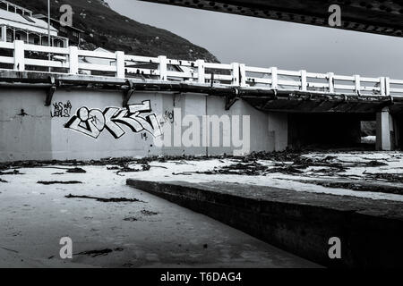 Der hauptküstenstraße in Glencairn unter der Eisenbahnbrücke in der Nähe von Simonstown auf der Kap-Halbinsel in Südafrika der westlichen Provinz Stockfoto