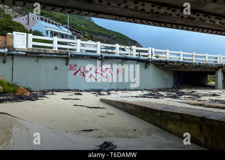 Der hauptküstenstraße in Glencairn unter der Eisenbahnbrücke in der Nähe von Simonstown auf der Kap-Halbinsel in Südafrika der westlichen Provinz Stockfoto