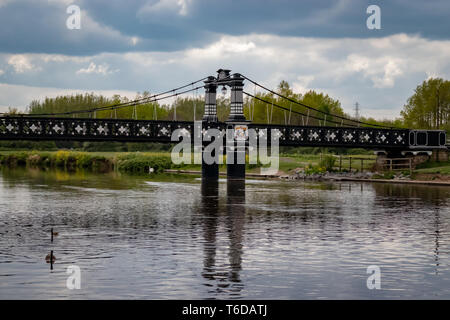 Die Fähre Brücke Fußgängerbrücke über den Fluss Trent an stapenhill Gärten, Burton upon Trent. Staffordshire. England Stockfoto