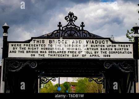 Die Fähre Brücke Fußgängerbrücke über den Fluss Trent an stapenhill Gärten, Burton upon Trent. Staffordshire. England Stockfoto