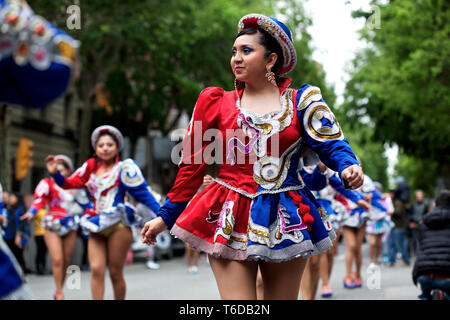 Prozession der Peruanischen Frau in traditioneller Tracht, Barcelona, Spanien. Stockfoto