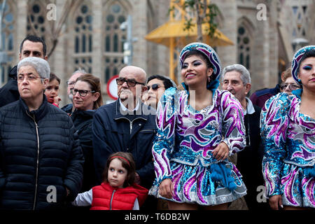 Zuschauer und Tänzer bei der S.American Prozession, Barcelona, Spanien. Stockfoto