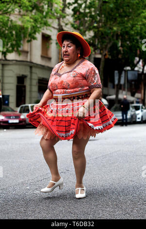 Frau tanzen an einem S. amerikanische Prozession, Barcelona, Spanien. Stockfoto