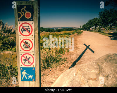 Straßenschild auf dem Fahrrad unterwegs Stockfoto