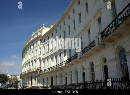 Die geschwungene Fassade des terrassenförmig angelegten "Regency" Häuser in Adelaide Crescent, Hove, East Sussex. Stockfoto