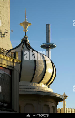 Eine Zwiebel Kuppel auf den westlichen Pavillon in Western Terrace, Brighton. Hintergrund: Die British Airways i360. Stockfoto