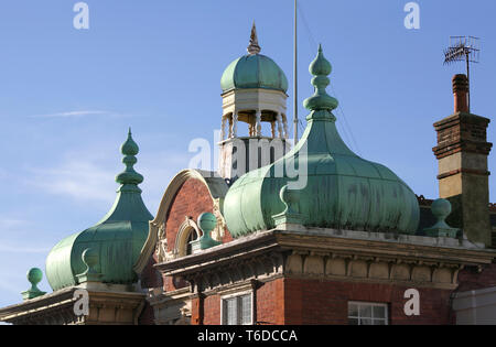 Hocke ogee Kuppeln auf der Stage Door Pub, Compton Street, Eastbourne. (Ehemals die Buccaneer Pub.) Stockfoto