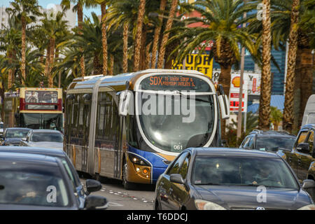 LAS VEGAS, Nevada, USA - Februar 2019: Moderne Express Bus auf die SDX-Route entlang der Las Vegas Boulevard fahren - die Streifen - in dichtem Verkehr Stockfoto