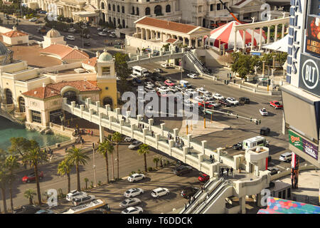 LAS VEGAS, Nevada, USA - Februar 2019: Luftaufnahme von einer viel befahrenen Straße Kreuzung am Las Vegas Boulevard, die auch als Strip bekannt ist. Stockfoto