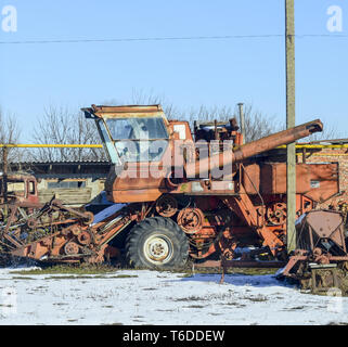 Rostige alte Mähdrescher. Garage von landwirtschaftlichen Maschinen. Stockfoto