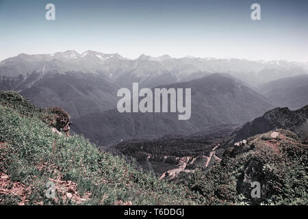 Die bergige Landschaft der Pisten von Wald bedeckt. Stockfoto