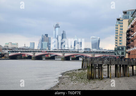 London City Skyline, April 2019 UK. Blackfriars Bridge im Vordergrund. Stockfoto