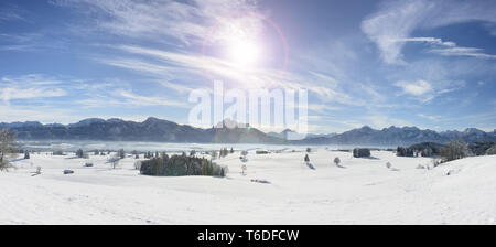 Weitwinkel Blick auf den Forggensee in der Region Allgäu in Bayern, Deutschland Stockfoto