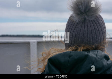 Frau den Blick auf die Horizontlinie Stockfoto