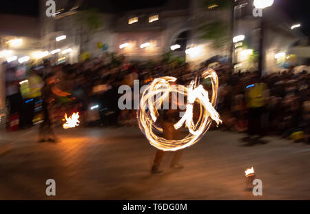 Night Party. Erstaunlich Feuer show Performance. Lange Belichtung. Stockfoto