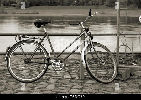 Mit dem Fahrrad durch die Elbe in Dresden Stockfoto