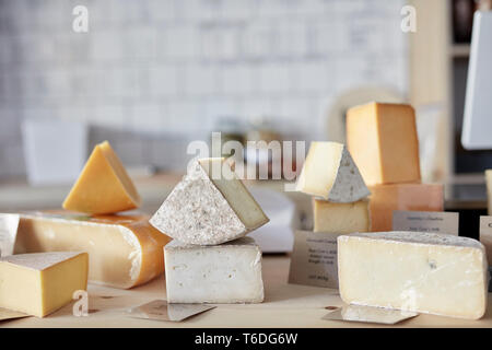 Auswahl von Käse auf Counter im Shop Stockfoto
