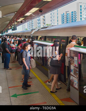 Die Menschen an Bord der U-Bahn. Singapur Stockfoto