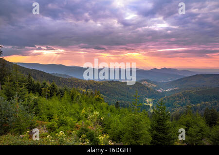 Panorama Ansicht von Kaltenbronn bei Sonnenuntergang, Blick auf das Murgtal und der Oberrheinischen Tiefebene, Nördlicher Schwarzwald, Deutschland Stockfoto