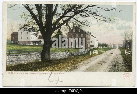 Postkarte von Hauptstraße in Shaker Village, Pittsfield, Massachusetts, 1914. Von der New York Public Library. () Stockfoto