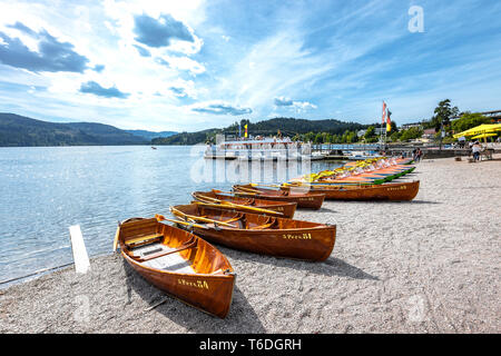 Ausflugsboote am Titisee, Schwarzwald, Deutschland, Ufer der Stadt Titisee-Neustadt Stockfoto