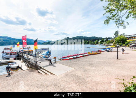 Ausflugsboote am Titisee, Schwarzwald, Deutschland, Ufer der Stadt Titisee-Neustadt Stockfoto