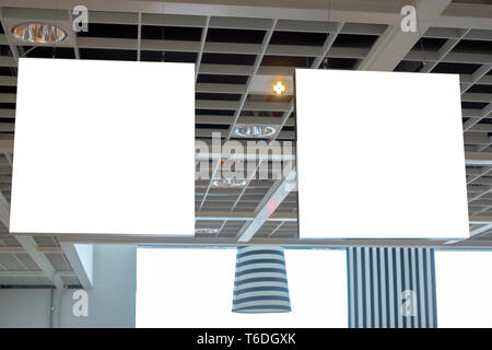Zwei leere weiße mockup Schild aufhängen an der Decke. Stockfoto