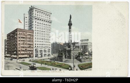 Postkarte mit einem Bild mit einer Ansicht der Granit Matrosen und Soldaten Denkmal, auf dem öffentlichen Platz, Cleveland, Ohio gelegen; mit zwei Hochhäuser am linken, und amerikanische Flaggen, und mehrere Pferdekutschen und Fußgänger im Vordergrund sichtbar; durch die Detroit fotografische Begleitung, 1914 verfasste. Von der New York Public Library. () Stockfoto