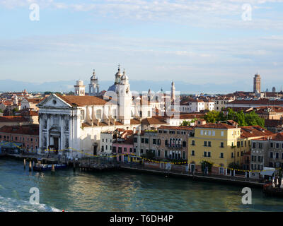 Kirche von Santa Maria del Rosario, Venedig. Von einem Kreuzfahrtschiff gesehen. Stockfoto