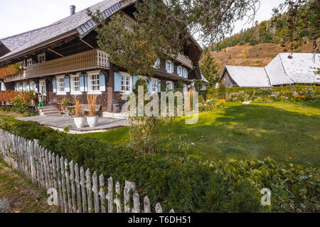 Schwarzwald Haus mit Walmdach und Holzfassade, Dorf, Menzenschwand, Deutschland, Landwirtschaft Haus mit Garten Stockfoto