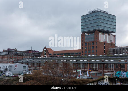Berlin, Deutschland - 12 Dezember, 2018: Blick auf das Gebäude der BASF Services Europe GmbH von der Warschauer Brücke, Friedrichshain Stockfoto