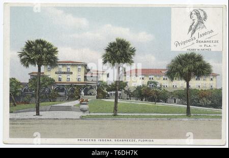 Postkarte mit einem Bild mit der Darstellung der Farbe Gelb, Stuck, mehrstöckigen, Spanish-Revival Fassade der Prinzessin Issena Hotel, betrieben von Henry W Haynes; mit einer Straße, drei Palmen und auf der Vorderseite des Hotel Rasen im Vordergrund sichtbar, und eine schwarze und weiße inset Quadrat in der rechten oberen Ecke mit einem Profil Porträt einer erste Frau Nationen, vermutlich der Lizenzinhaber Prinzessin Issena; in Seabreeze, Florida, 1914. Von der New York Public Library. () Stockfoto