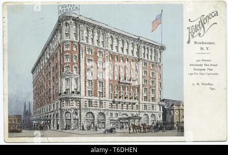 Postkarte mit einer Farbe Bild zeigt eine leicht angewinkelte Blick auf die roten Ziegel und Stein Fassade des "Hotel Seneca'; mit einer amerikanischen Flagge in der rechten Ecke des Daches, ein "Hotel Seneca"-Schild über dem linken Ecke des Dachs, ein Auto, Pferdekutsche, und Fußgänger im Vordergrund sichtbar und hotel Werbung Informationen auf der rechten Seite des Bildes; früher in Rochester, New York, Europa, 1914. Von der New York Public Library. () Stockfoto