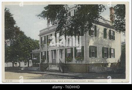 Postkarte mit einem Bild, das eine Schrägansicht des mehrstöckigen, weiß, holzfassade von Wallace Hall, ein Greek-Revival Struktur lokaler Erbauer John Coleman zugeschrieben; mit grünen Fensterläden, einer niedrigen Brüstung, auf der Dachterrasse und eine Eingangshalle mit ionischen Säulen unterstützt; auch als John Wendell Barrett House bekannt; auf der Main Street in Nantucket, Massachusetts, 1914. Von der New York Public Library. () Stockfoto