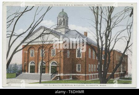 Postkarte mit einer Farbe Bild zeigt eine leicht angewinkelte Blick auf die Red brick, Hochhaus, Fassade des Plymouth Memorial Building; mit einer kleinen Kuppel, eine lange Reihe von Schritten, die zu einer dreifachen gewölbten Eingang, und Blatt - weniger Bäume im Vordergrund sichtbar; in Plymouth, Massachusetts; Bild verfasste und in Plymouth, Massachusetts veröffentlicht, die als Burbank, 1914. Von der New York Public Library. () Stockfoto