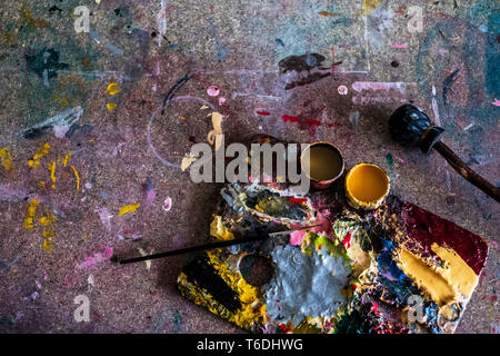 Hohen Winkel in der Nähe des Malers Palette und Pinsel in eine Werkstatt. Stockfoto