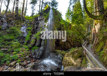 Die Wasserfälle von Menzenschwand, Hochschwarzwald, Deutschland, Cascade in eine Schlucht über rock Flanke fallend Stockfoto