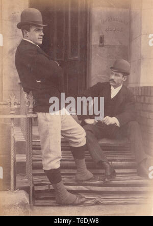 Victorian Foto, zwei gut gekleidete Männer am Eingang Uppingham Haus in Borth Dorf, Ceredigion, Wales. Am 1. Januar 1891 berücksichtigt. Stockfoto