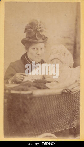 Bridport, Dorset CDV (Carte de Visite) eines viktorianischen Dame und Ihrem Baby in seinem/ihrem Kinderwagen. Stockfoto