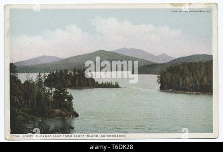 Detroit Publishing Company Ansichtskarte Reproduktion der unteren Saranac Lake gesehen von Bluff Insel, Adirondack Mountains, New York, 1914. Von der New York Public Library. () Stockfoto